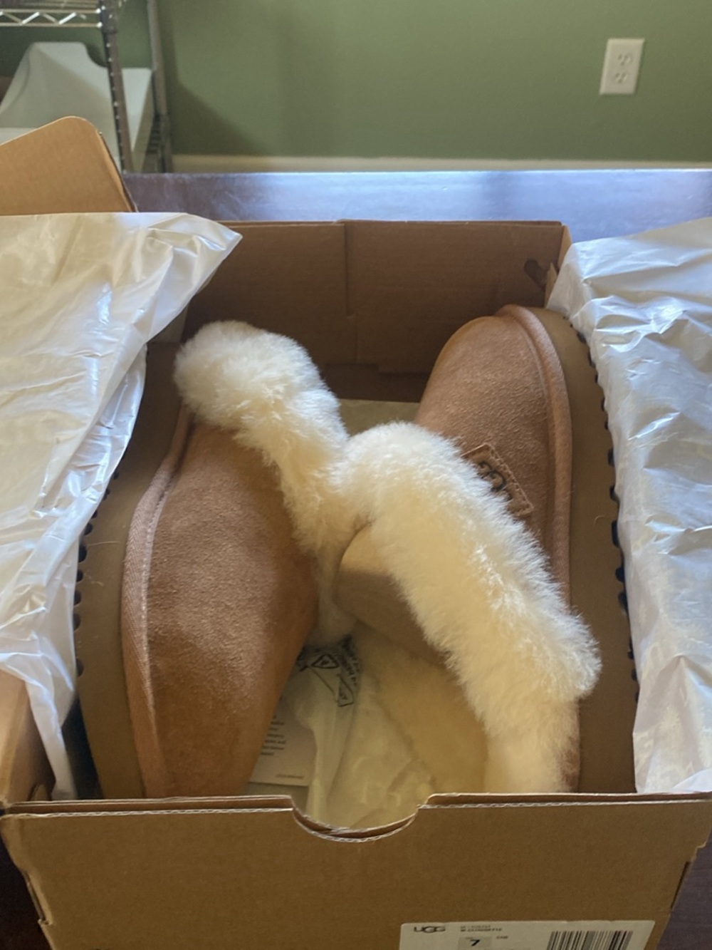 UGG Slippers New in Box -Women’s 7 - Picture 3 of 6
